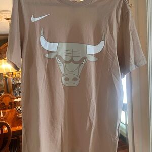Nike NBA Tan Short Sleeve Tee with Chicago Bull Graphic